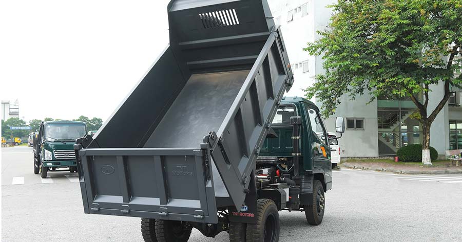 Kích thước thùng xe cũng có phần cao hơn, có thiết kế mở 3 bửng thuận tiện