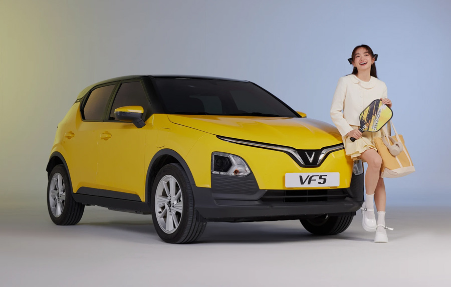 Thân xe VinFast VF5 Plus – gân dập nổi thể thao, hốc bánh cơ bắp, cổng sạc bên hông phải