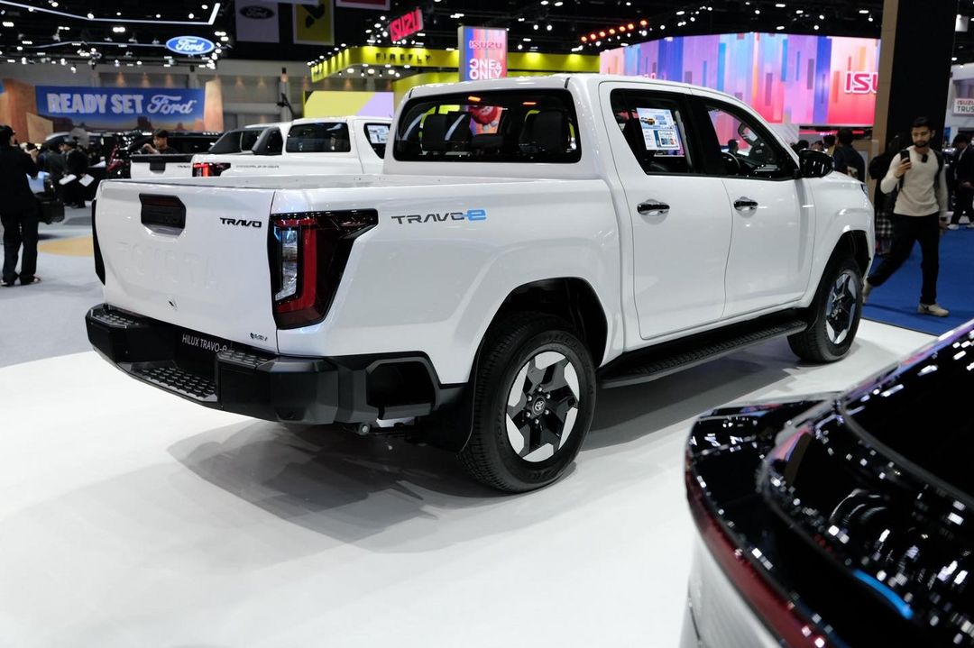 Toyota Hilux Travo-e 2026: Bán tải điện chính thức ra mắt