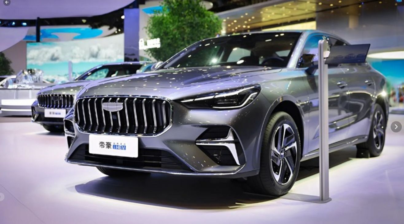 Geely Emgrand i-HEV: Sedan hybrid siêu tiết kiệm xăng giá rẻ