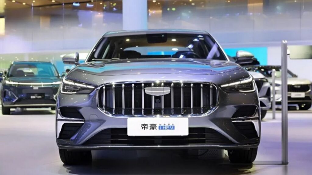 Geely Emgrand i-HEV: Sedan hybrid siêu tiết kiệm xăng giá rẻ