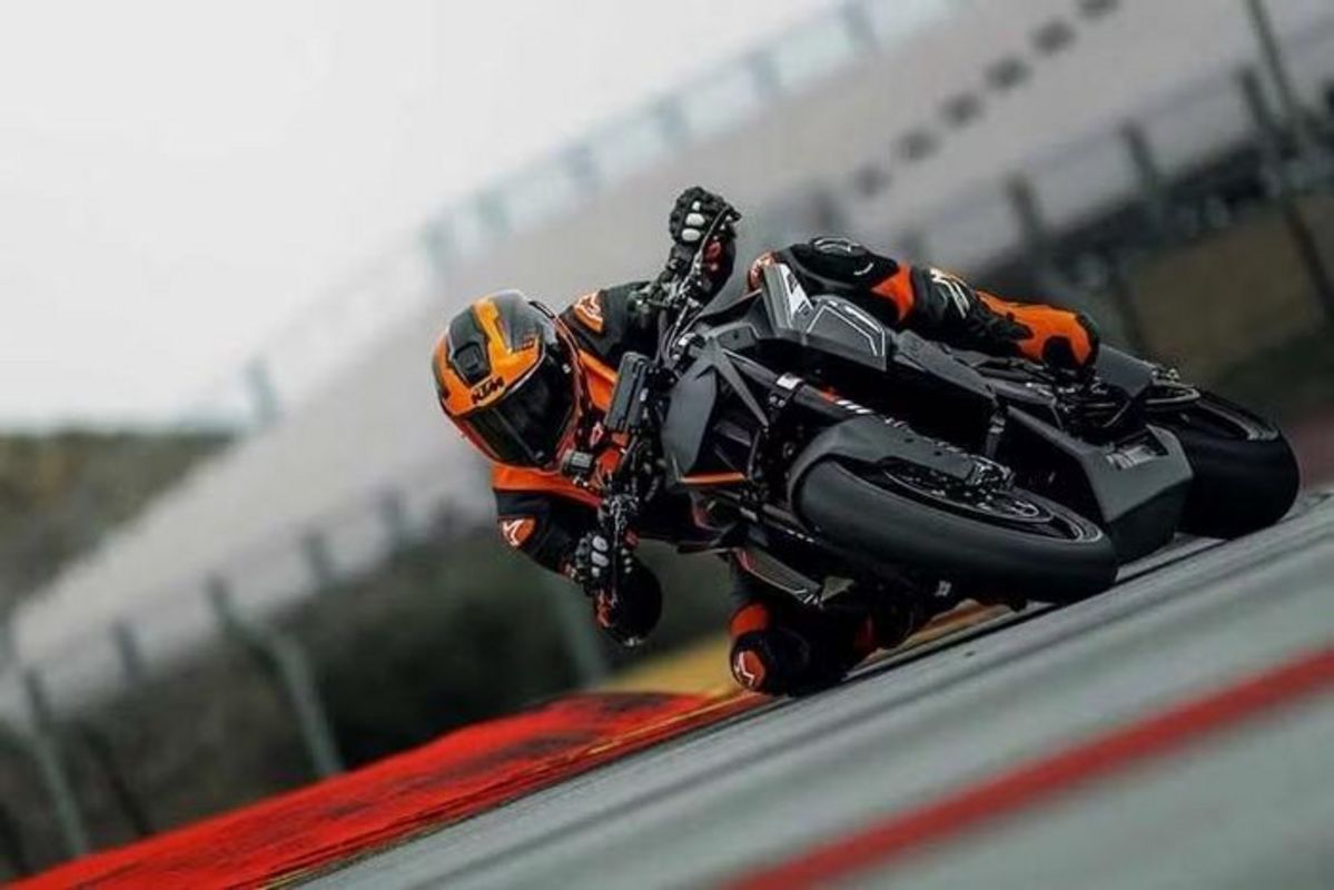 KTM ra mắt siêu naked-bike 1390 Super Duke RR Track phiên bản giới hạn