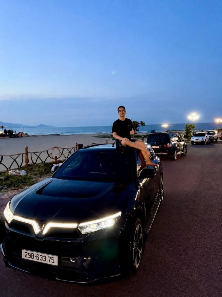 Chủ xe Gen Z đánh giá VinFast VF 9: Lái chắc, chi phí thấp