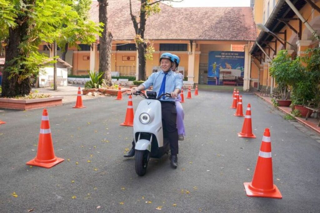 Đánh giá xe điện VinFast ZGoo: Nhỏ gọn, an toàn cho học sinh