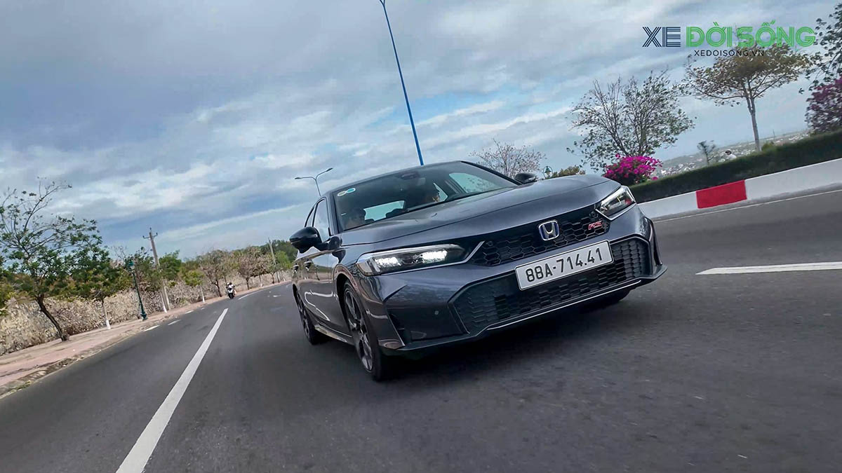 Vận hành Honda Civic e:HEV RS trên đường trường