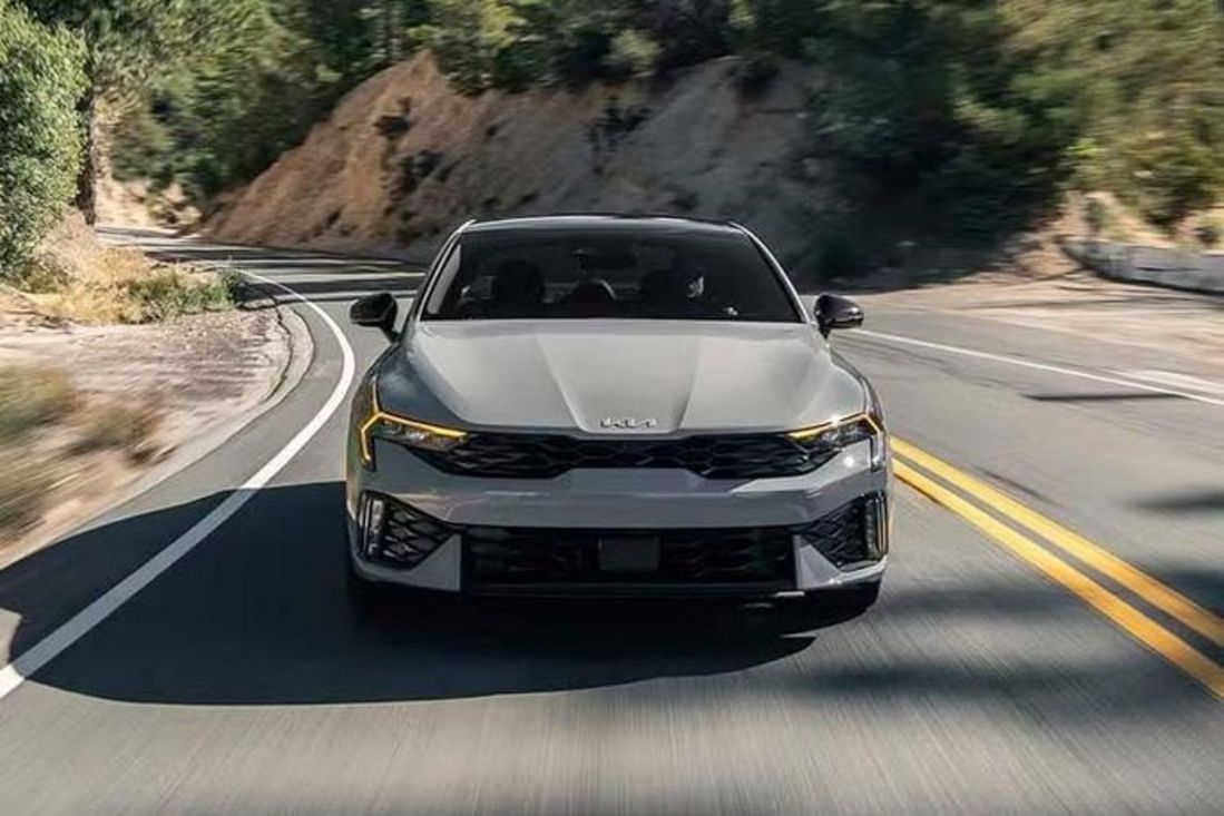 Kia K5 2027 hé lộ động cơ hybrid mới và nhiều công nghệ cao cấp