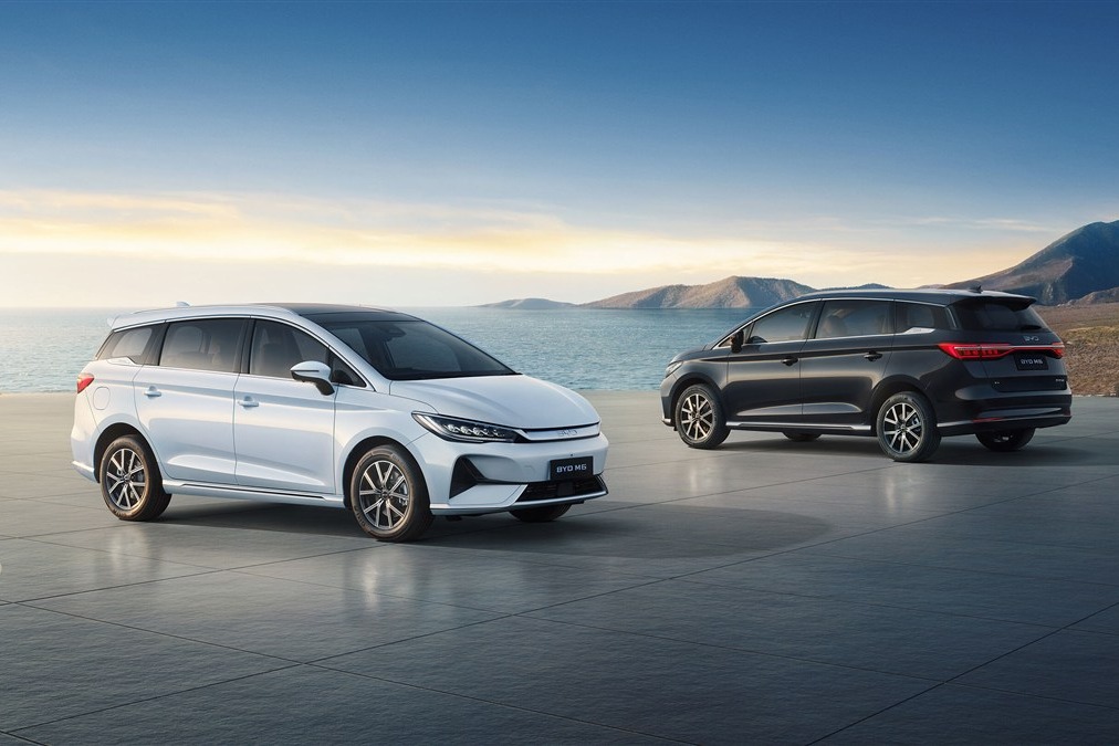 BYD M6 hai màu trắng và đen đỗ cạnh nhau