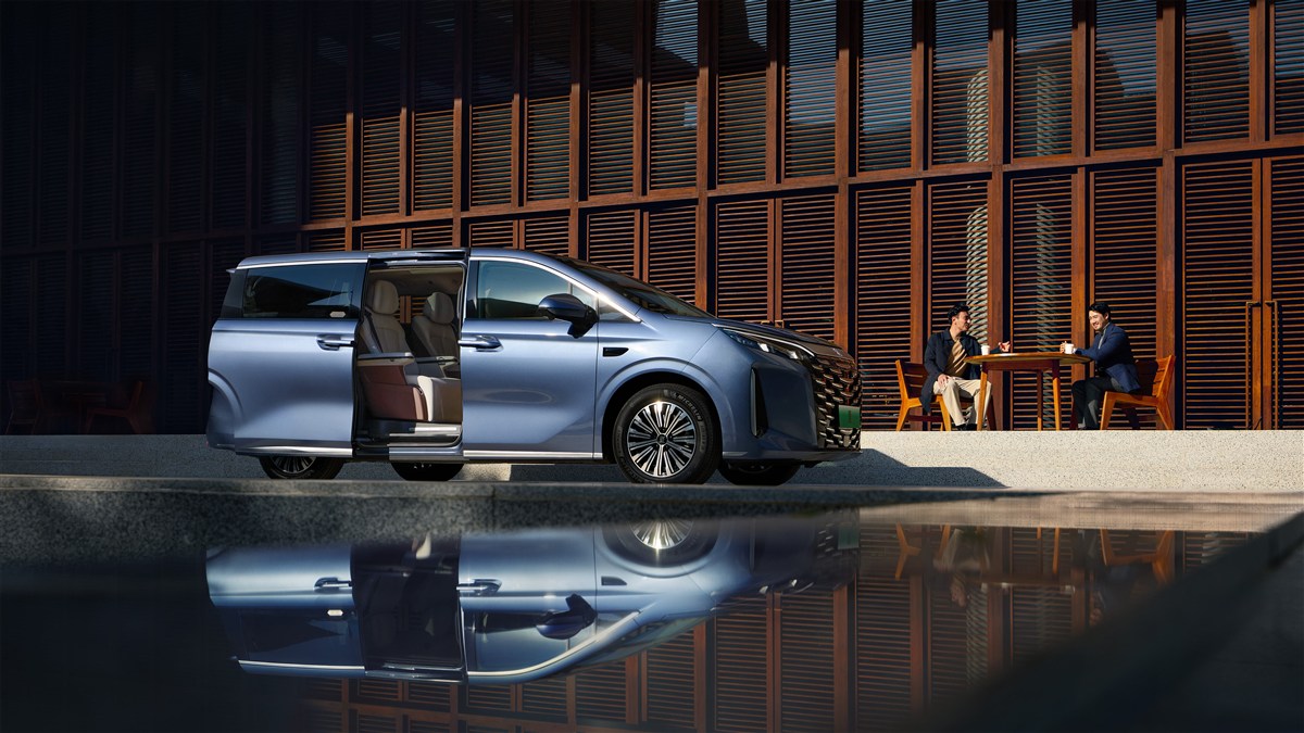 Cửa trượt điện trên BYD M9