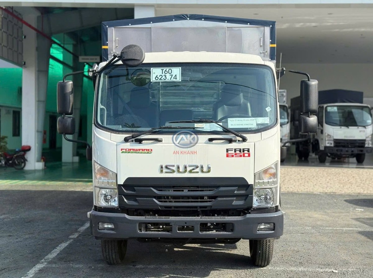 Đầu xe tải Isuzu FRR650 nhìn chính diện