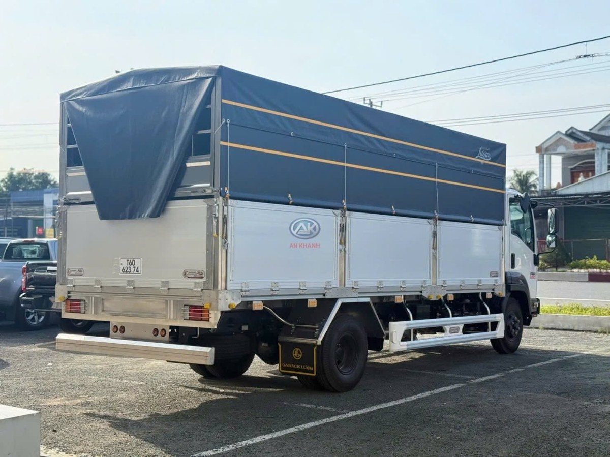 Isuzu FRR650 thùng mui bạt khung inox nhìn góc sau bên hông