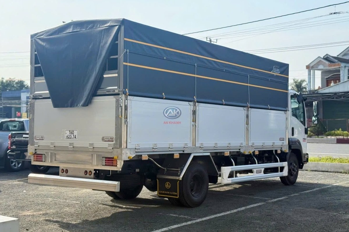 Isuzu FRR650 thùng mui bạt khung inox nhìn góc sau bên hông