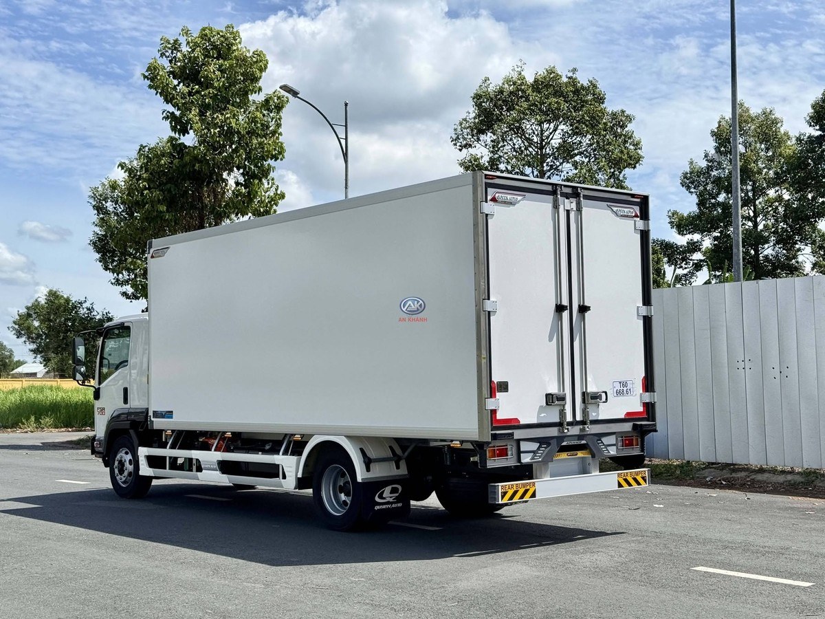 Xe tải Isuzu thùng kín nhìn từ phía sau hông