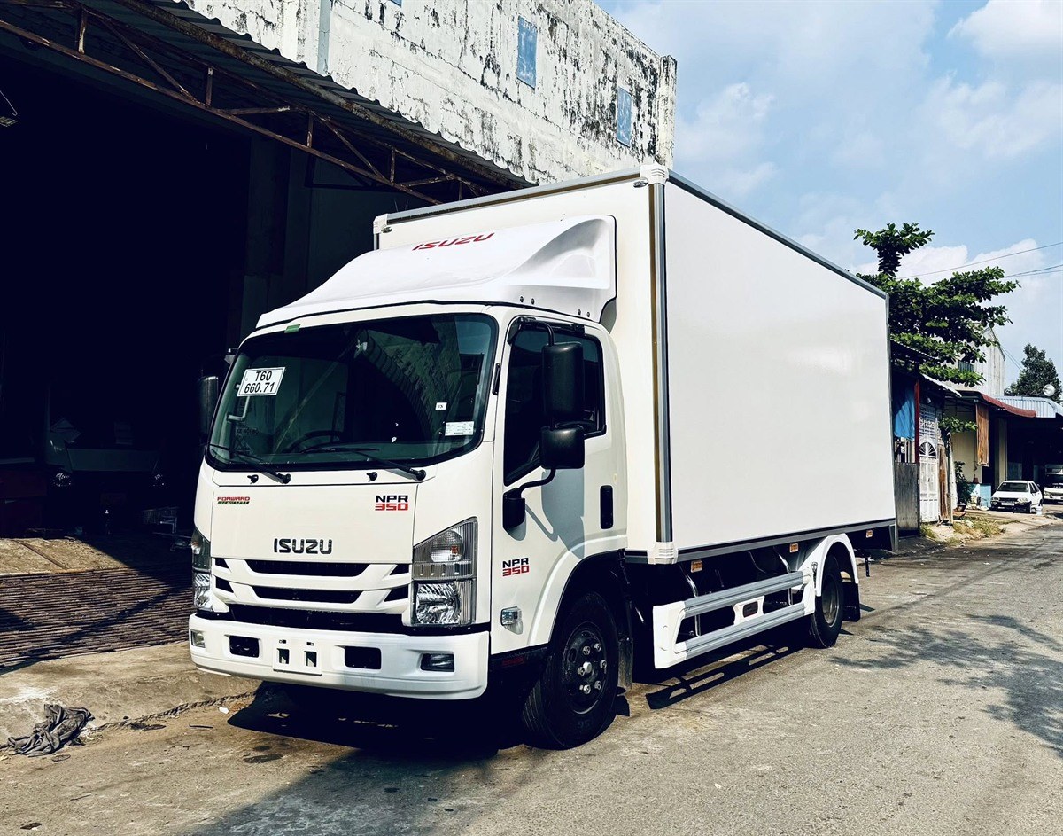 Xe tải Isuzu NPR350 nhìn góc trước bên hông