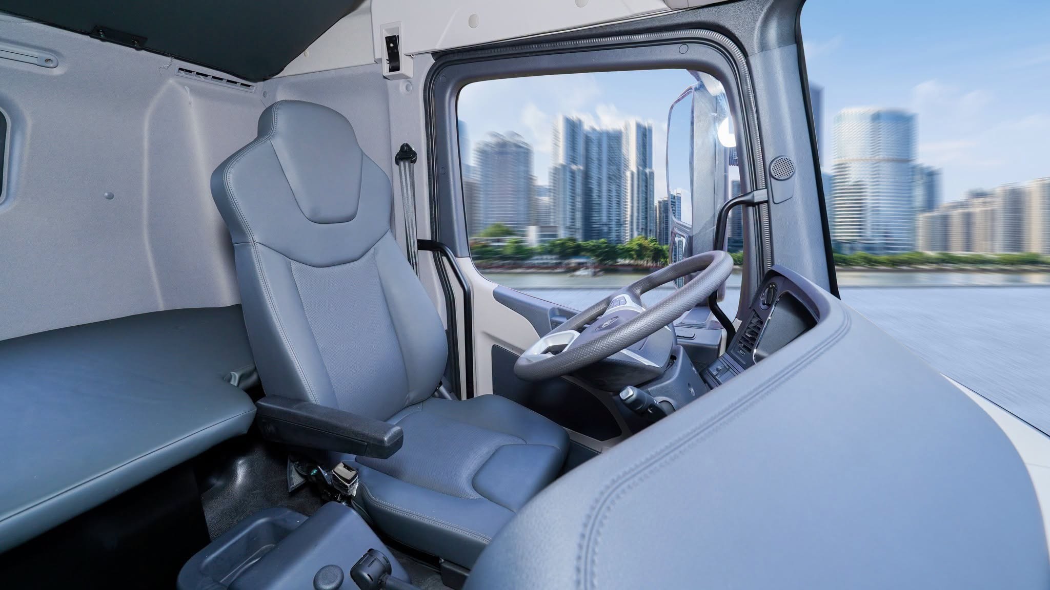 Ghế lái và cửa xe Kim Long K9K EV nhìn từ bên trong