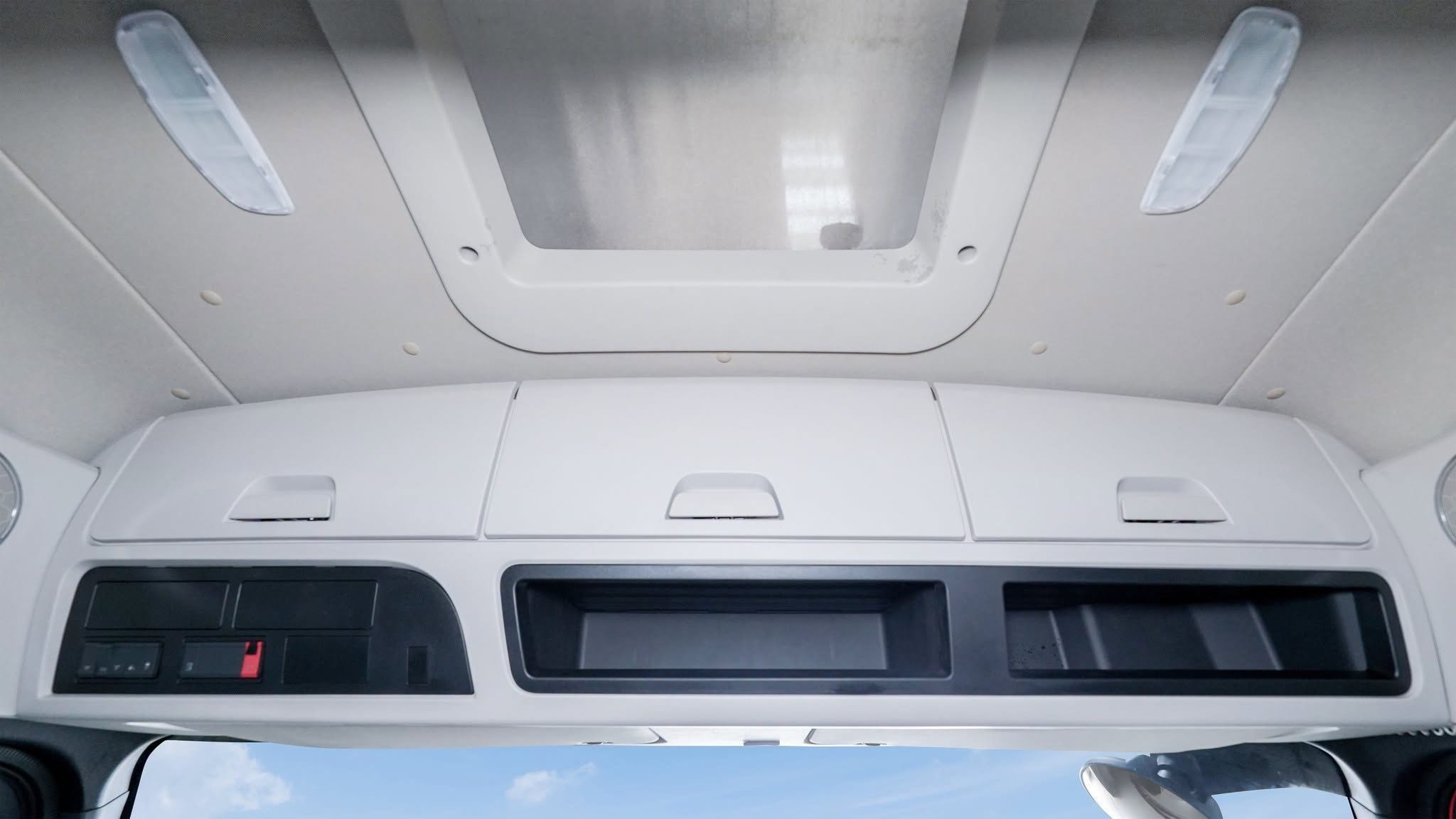 Khoang chứa đồ phía trên trần cabin Kim Long K9K EV