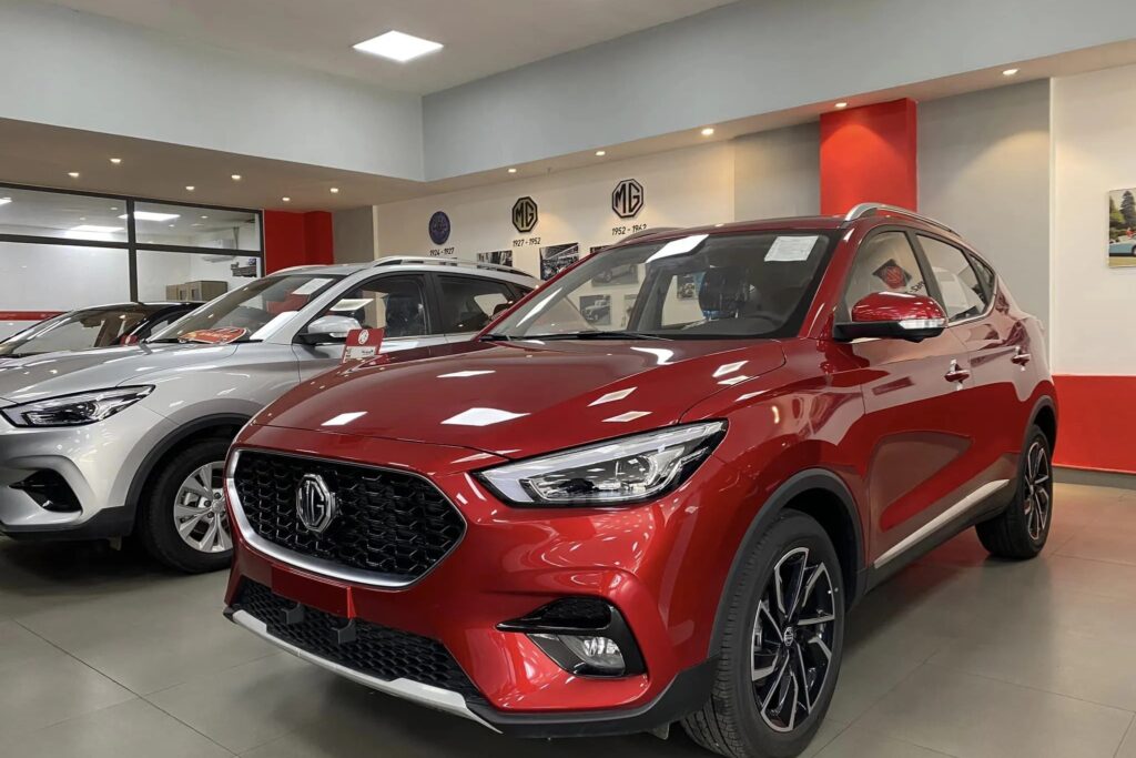 MG ZS màu đỏ tại showroom