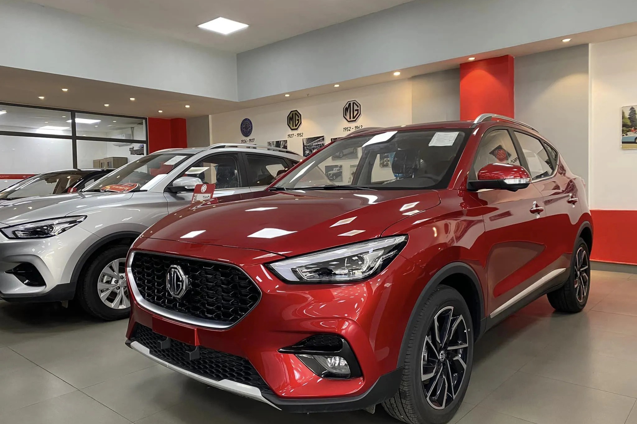 MG ZS màu đỏ tại showroom