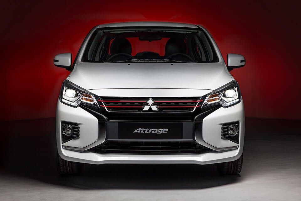 Đầu xe Mitsubishi Attrage với lưới tản nhiệt viền đỏ