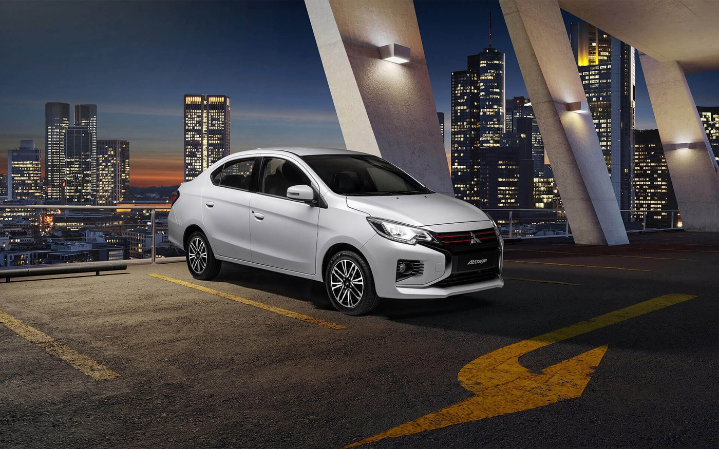 Mitsubishi Attrage trong đô thị về đêm