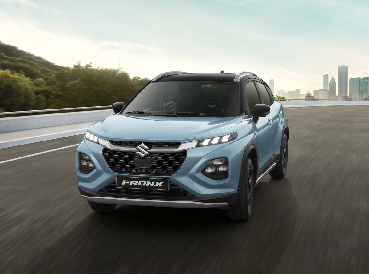 Suzuki Fronx vận hành trên đường phố, nhìn từ phía trước