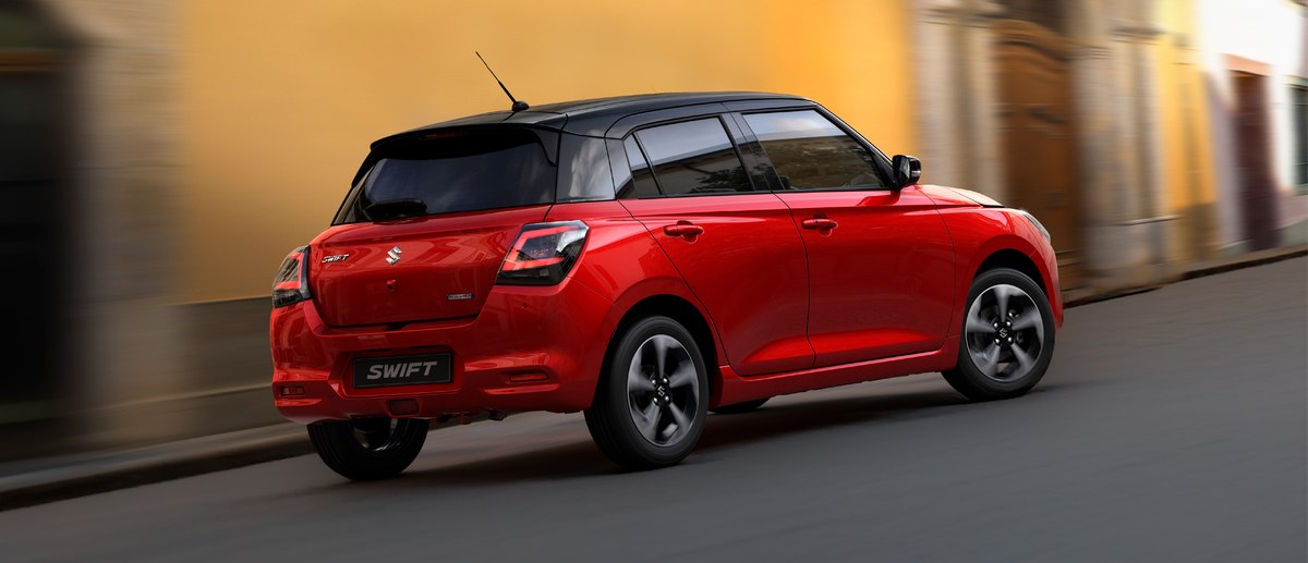 Suzuki Swift màu đỏ mui đen nhìn từ góc sau
