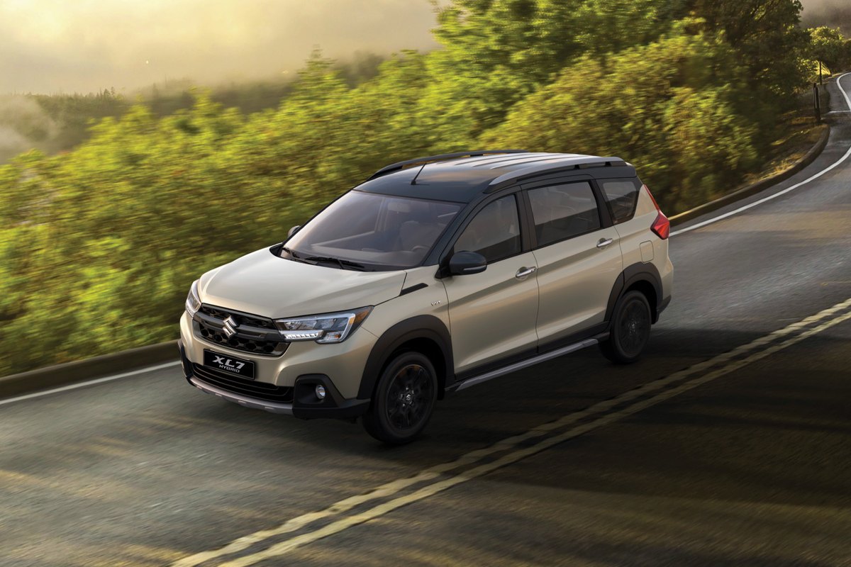 Suzuki XL7 Hybrid màu ngà đen chạy trên đường đèo