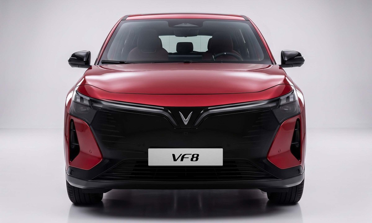Mặt trước VinFast VF8 All New với dải đèn định vị cánh chim