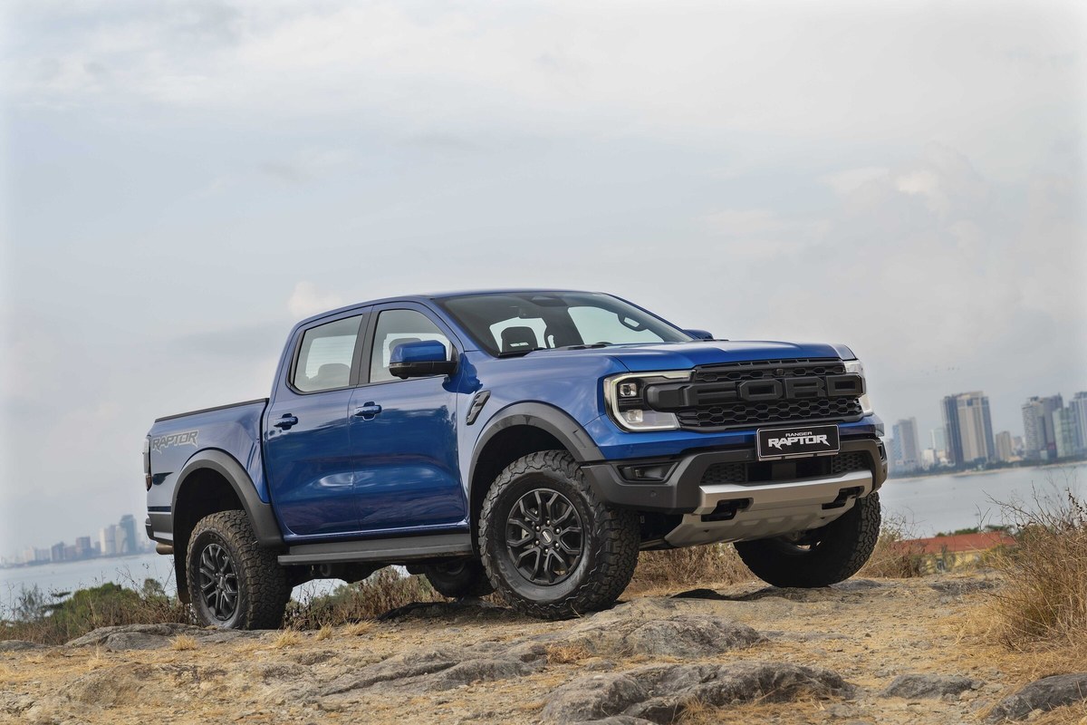 Ford Ranger Raptor màu xanh trên nền đá ven biển