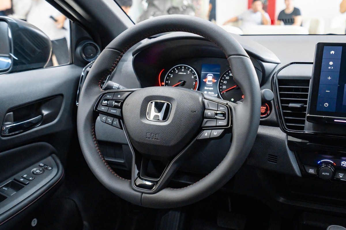 Vô lăng thể thao tích hợp nút điều khiển trên Honda City