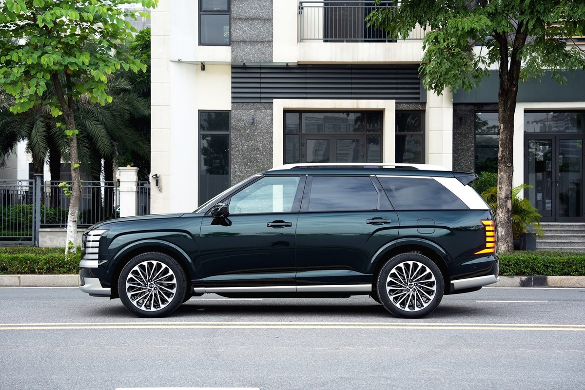 Thân xe Palisade Hybrid với mâm hợp kim và trụ D mạ crom