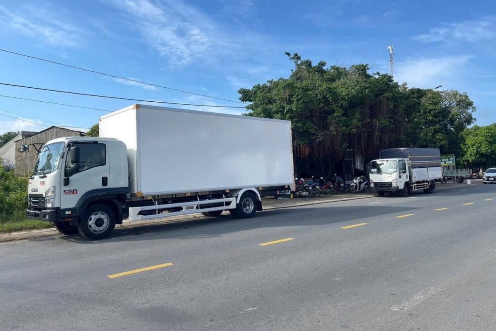 Xe tải Isuzu thùng kín bên Quốc lộ 53 tại Vĩnh Long