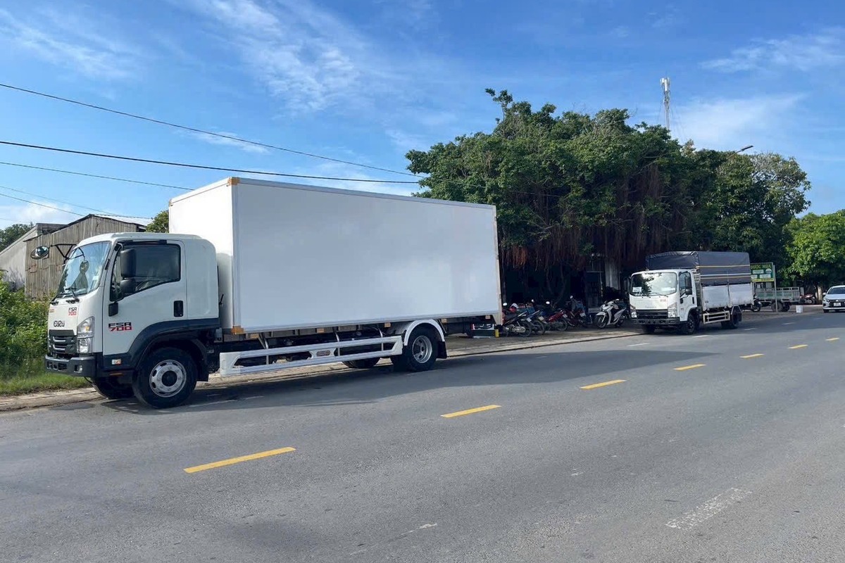 Xe tải Isuzu thùng kín bên Quốc lộ 53 tại Vĩnh Long