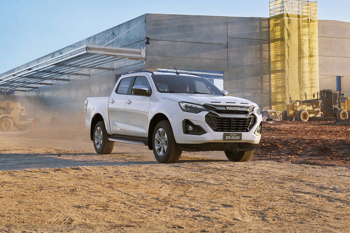 Isuzu D-Max Prestige màu trắng chạy qua công trường