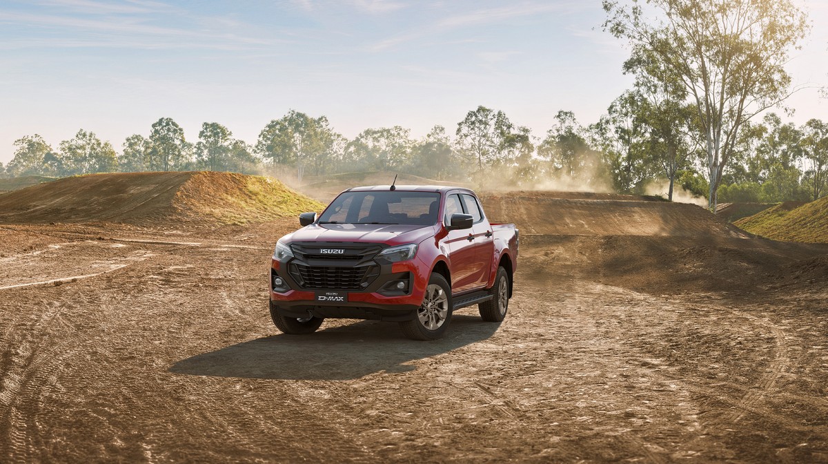 Isuzu D-Max Hi-Lander màu đỏ chạy trên đường đất