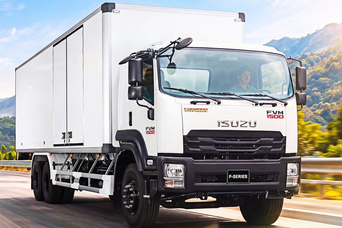 Isuzu FVM 1500 nhìn chéo phía trước khi đang chạy
