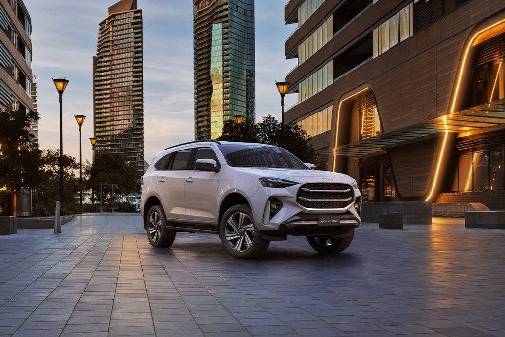 Isuzu MU-X màu trắng giữa khu phố