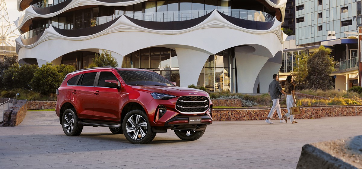 Isuzu MU-X màu đỏ trên phố