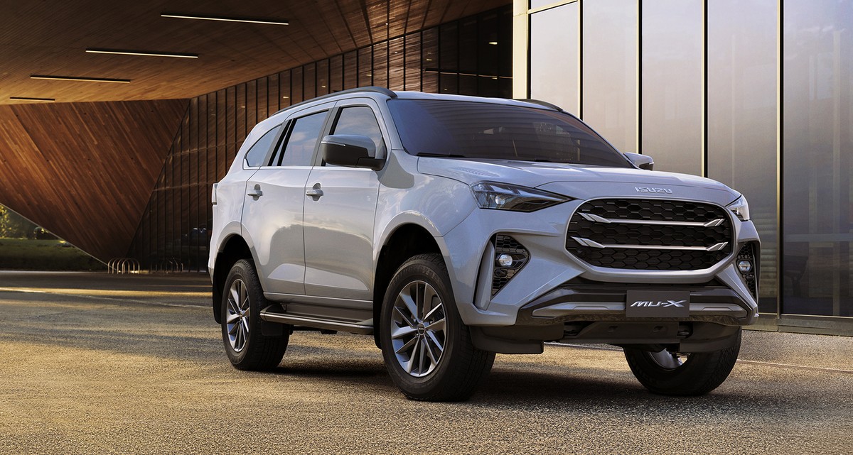 Isuzu MU-X màu bạc đỗ dưới mái hiên