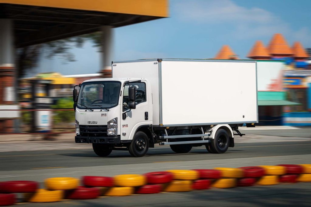 Xe tải Isuzu Q-Series thùng kín đang di chuyển