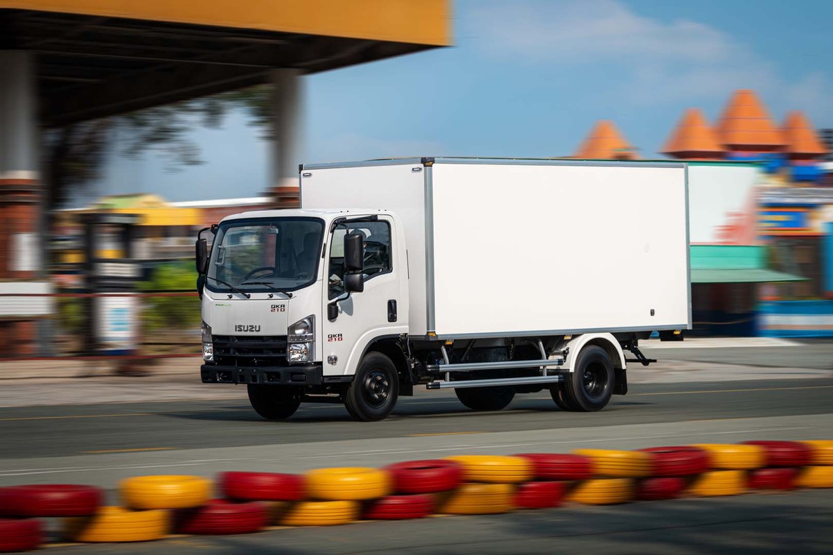 Xe tải Isuzu Q-Series thùng kín đang di chuyển