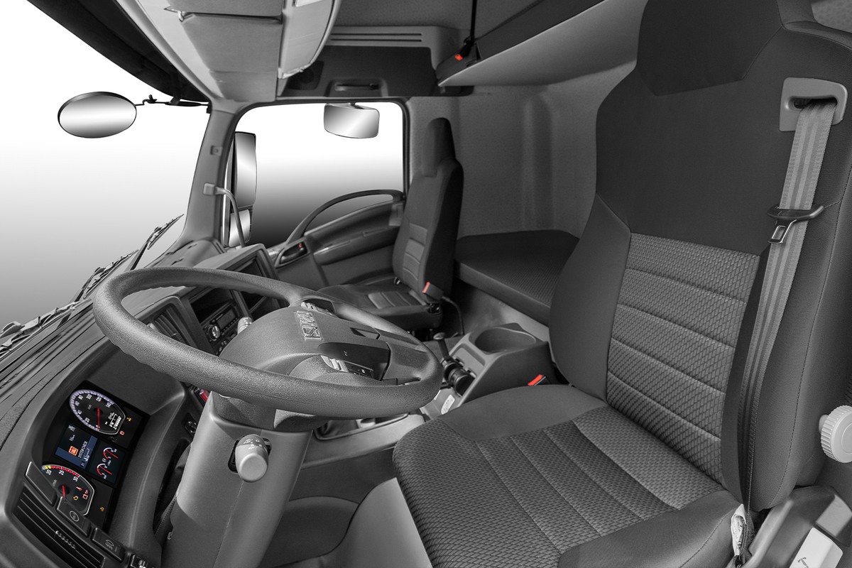 Khoang lái xe đầu kéo Isuzu EXZ nhìn tổng thể