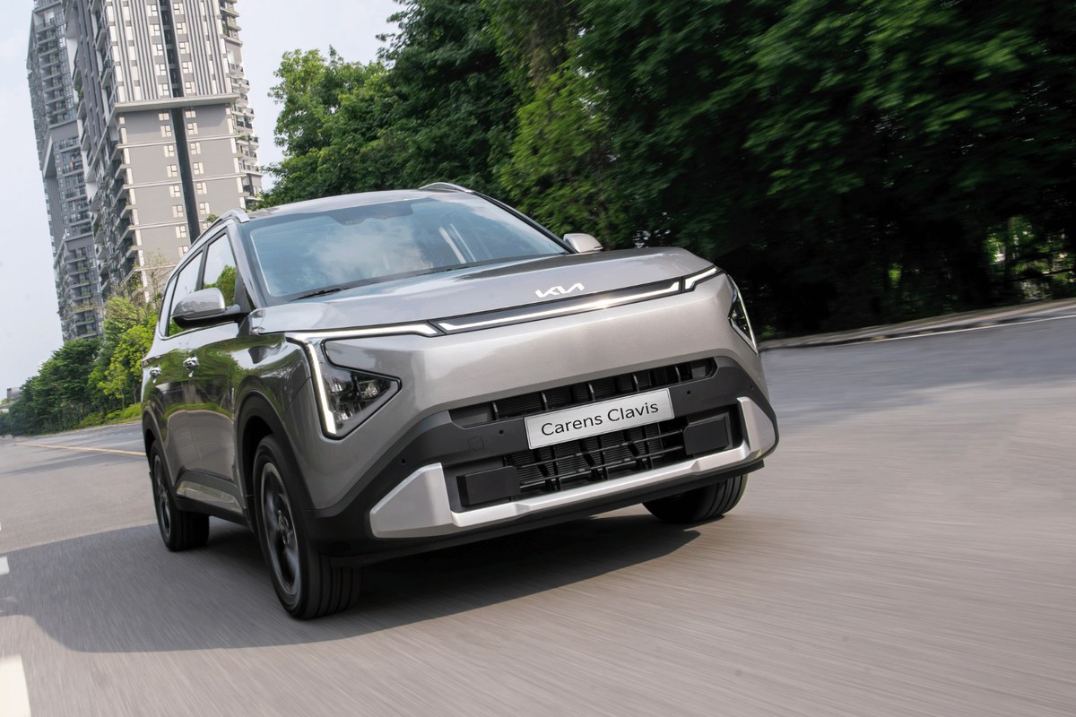 Kia Carens Clavis 7 chỗ nhìn từ phía trước khi chạy trên đường