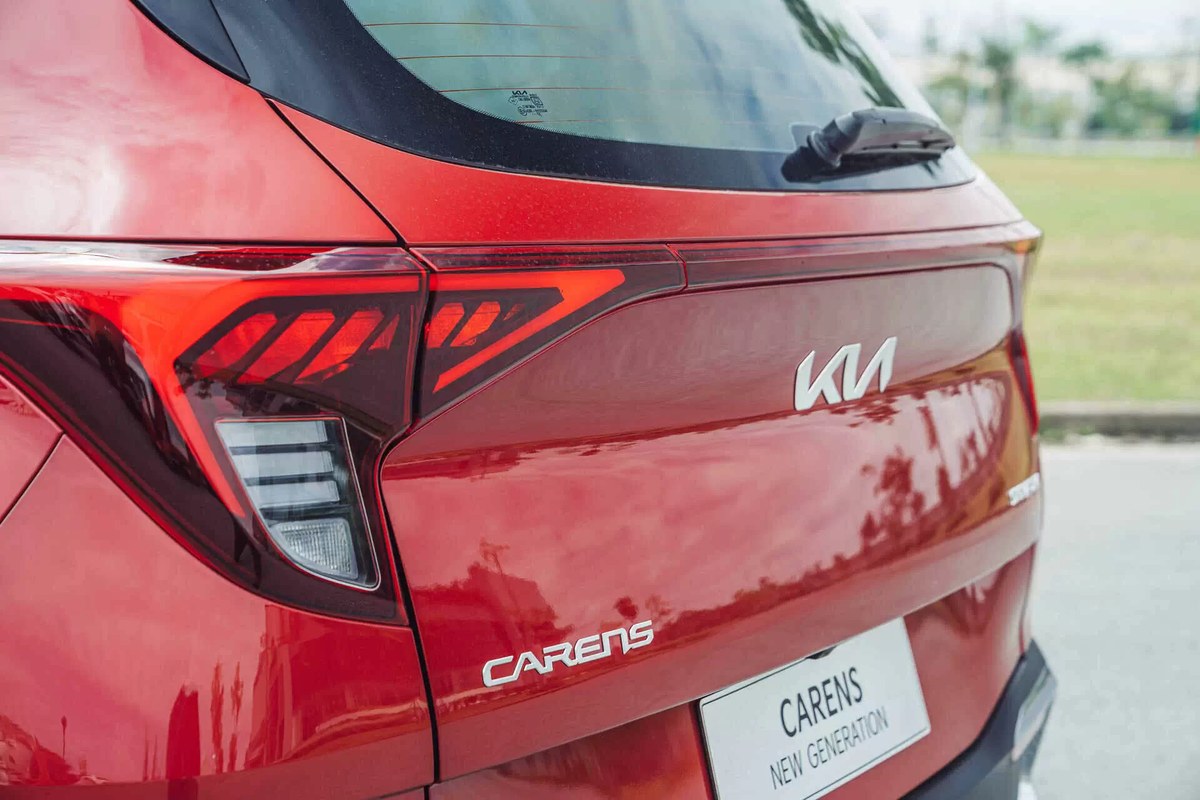 Cụm đèn hậu và logo Kia trên đuôi xe Carens