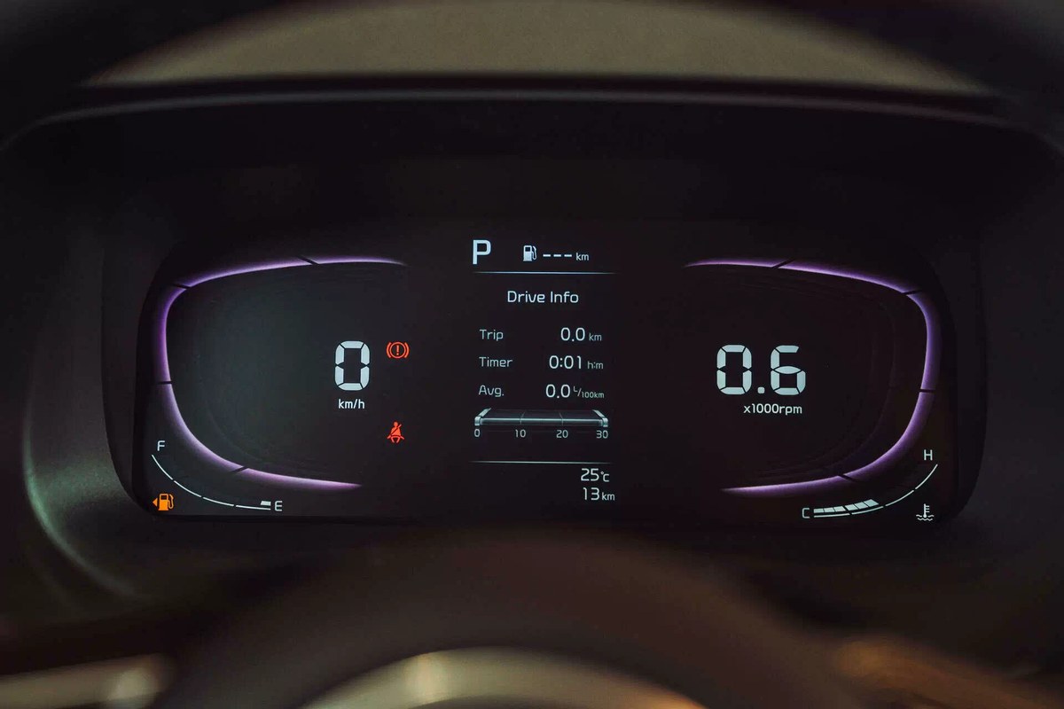 Cụm đồng hồ kỹ thuật số của Kia Carens