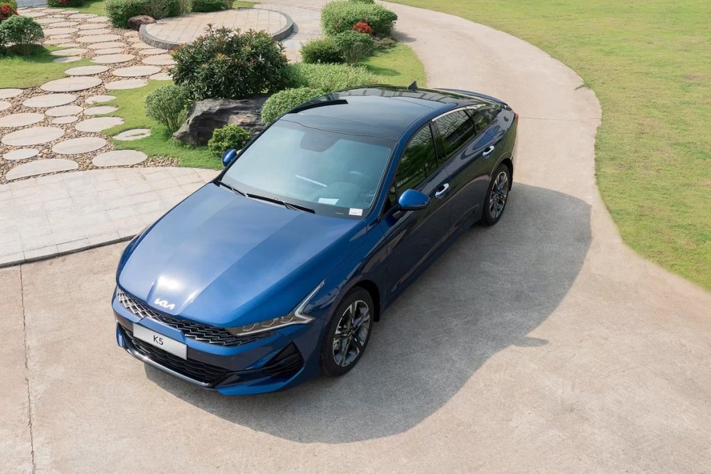 Kia K5 màu xanh nhìn từ trên cao