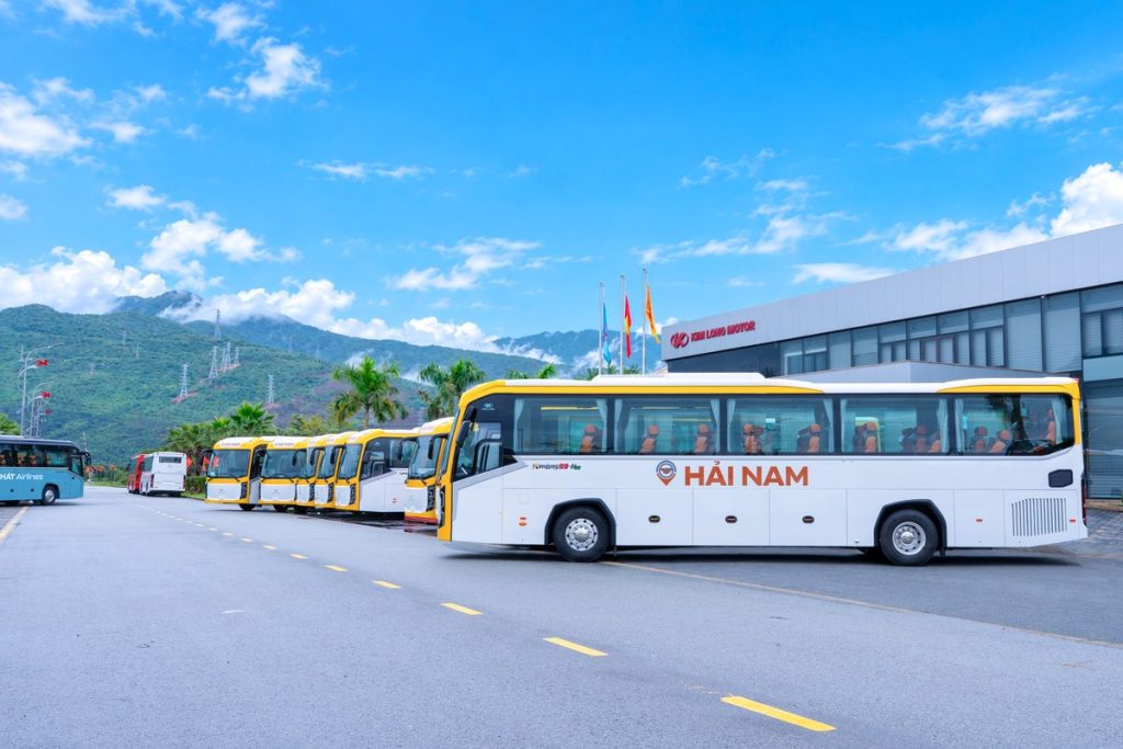Đoàn xe bus KIMLONG99-N29 của nhà xe Hải Nam trước Kim Long Motor Huế