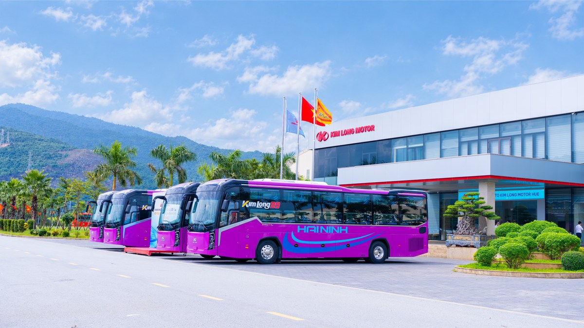 Đoàn xe bus giường nằm KIMLONG99-G34 của nhà xe Hải Ninh trước Kim Long Motor Huế