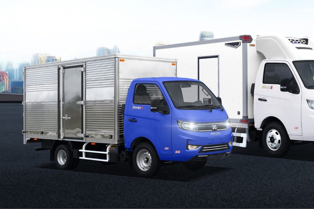 Xe tải nhẹ Kim Long KIMAN9 thùng kín màu xanh cạnh bản thùng đông lạnh