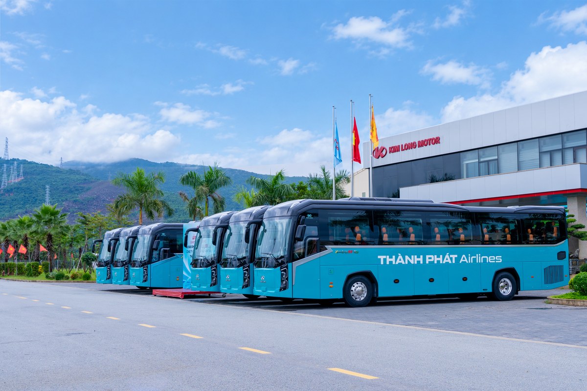 Đoàn xe bus KIMLONG99-N29 của Thành Phát Airlines trước Kim Long Motor Huế