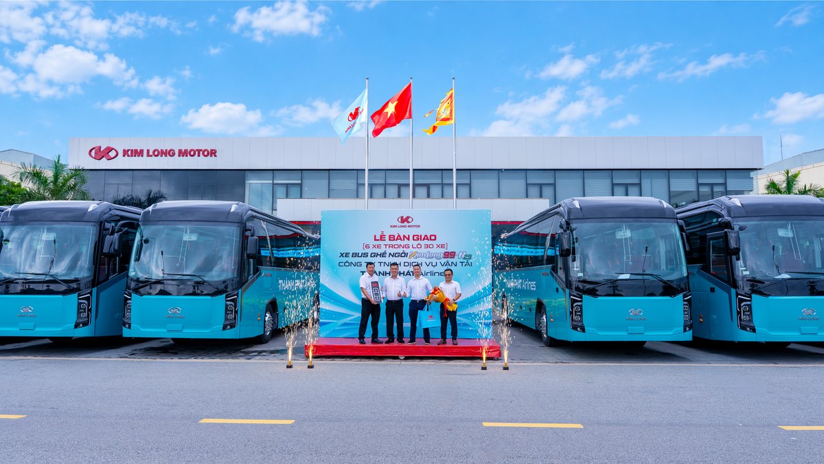 Lễ bàn giao 06 xe bus ghế ngồi KIMLONG99-N29 cho Thành Phát Airlines tại Kim Long Motor Huế